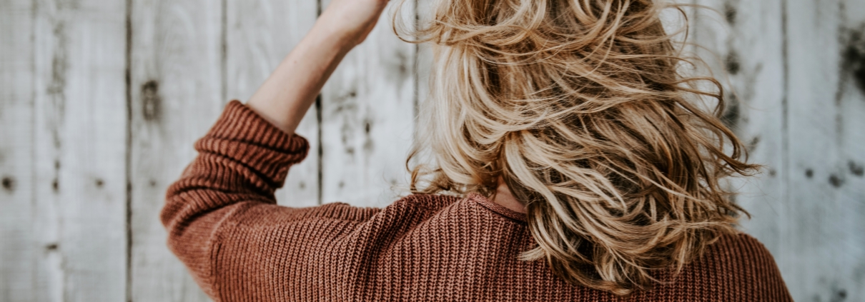 Donna di spalle con i capelli biondi