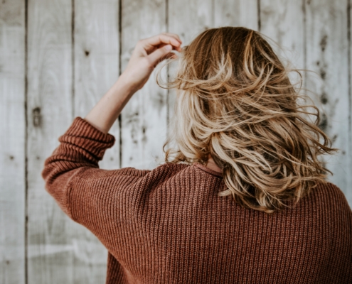 Donna di spalle con i capelli biondi