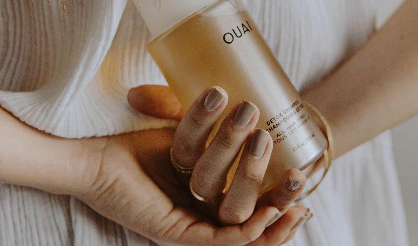 185 olio per capelli tra le mani