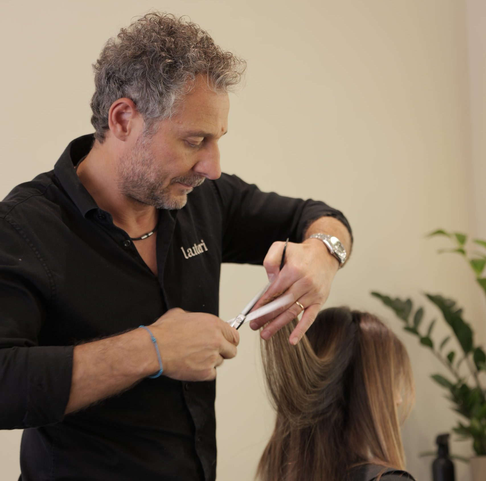 hair stylist lauteri durante un taglio su misura