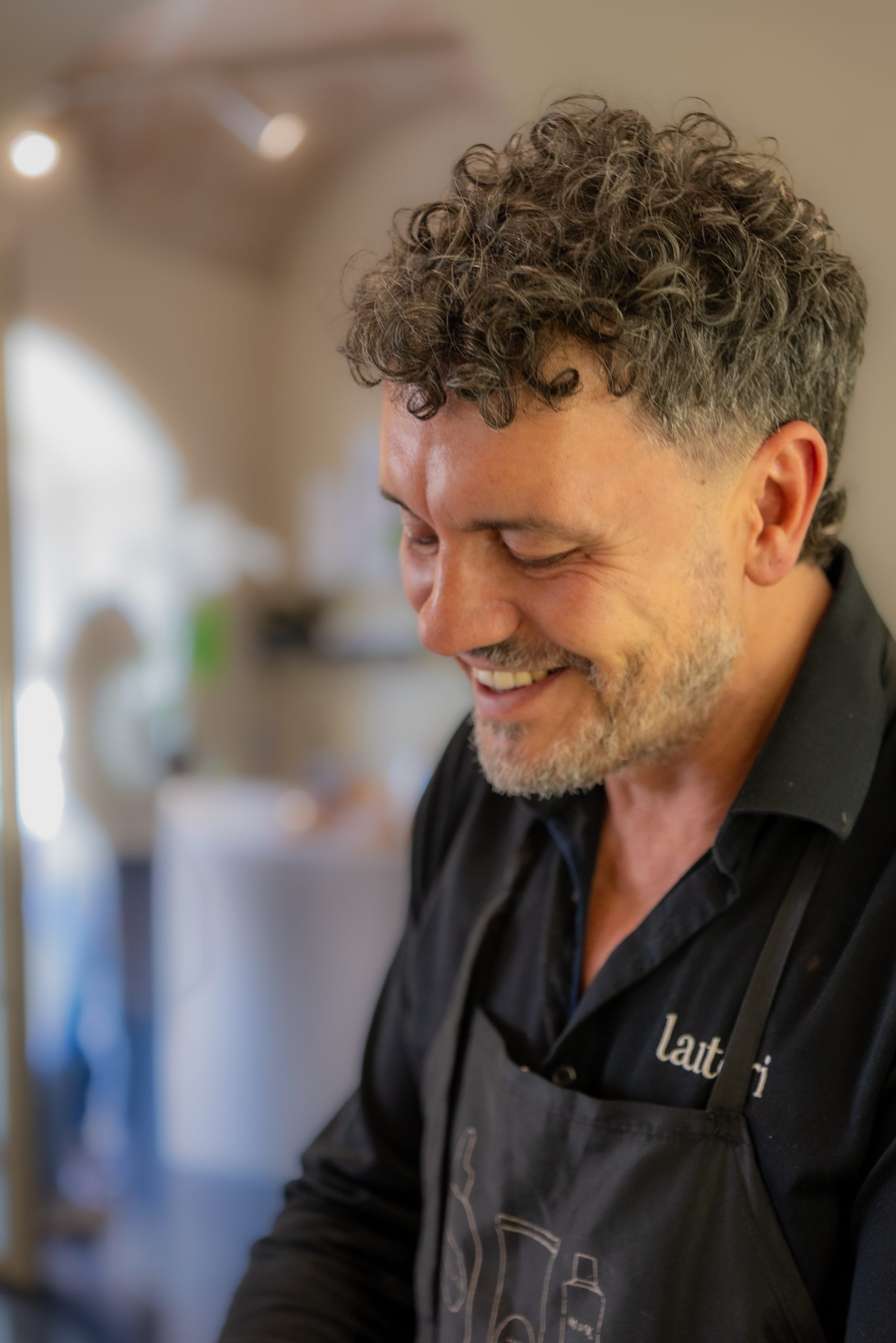 hair stylist lauteri sorridente in salone
