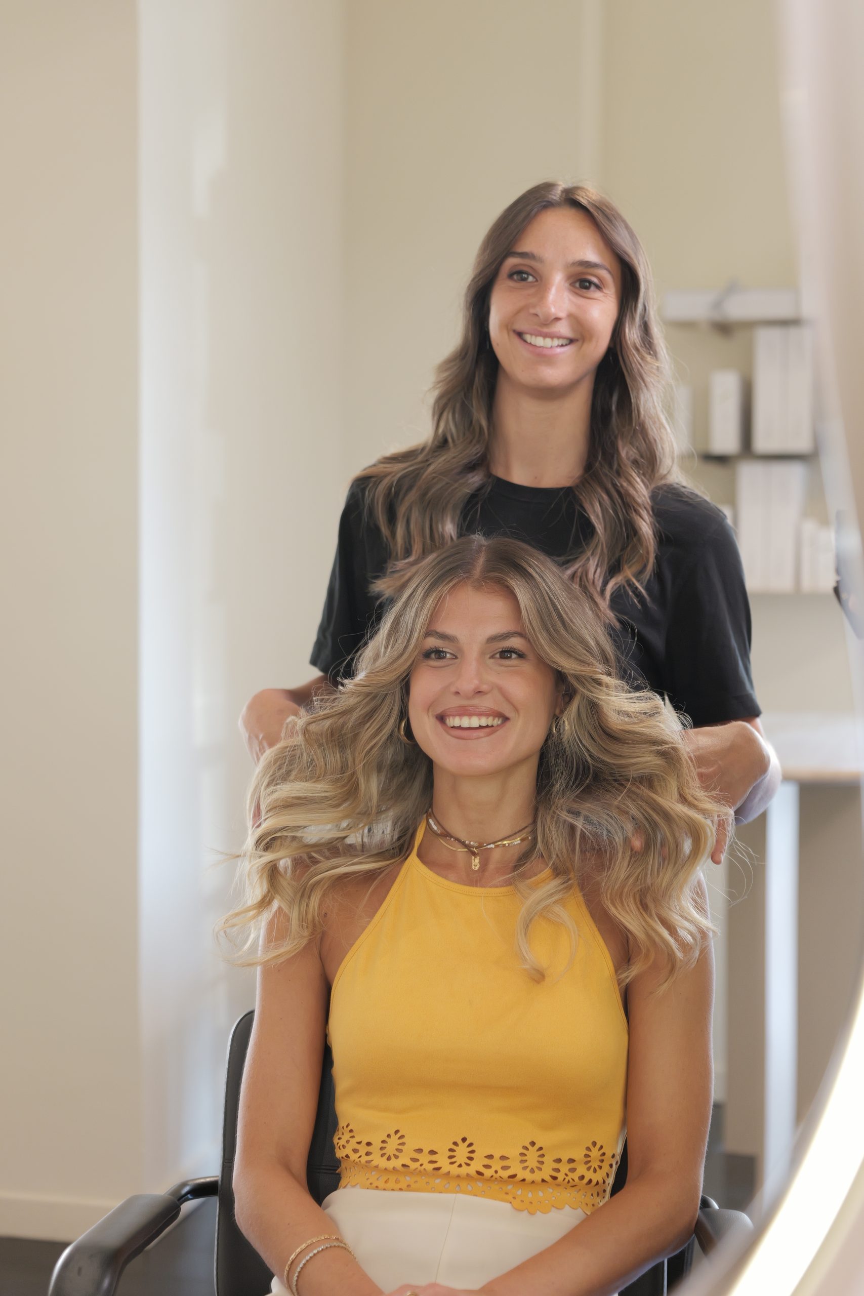 Cliente con piega mossa insieme alla sua hair stylist Lauteri